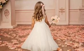 menina com vestido branco com flores no chao