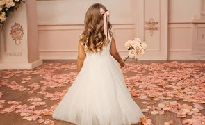 menina com vestido branco com flores no chao