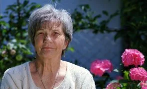 mulher idosa em jardim