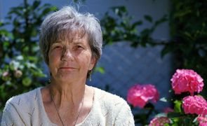 mulher idosa em jardim mulher idosa em jardim