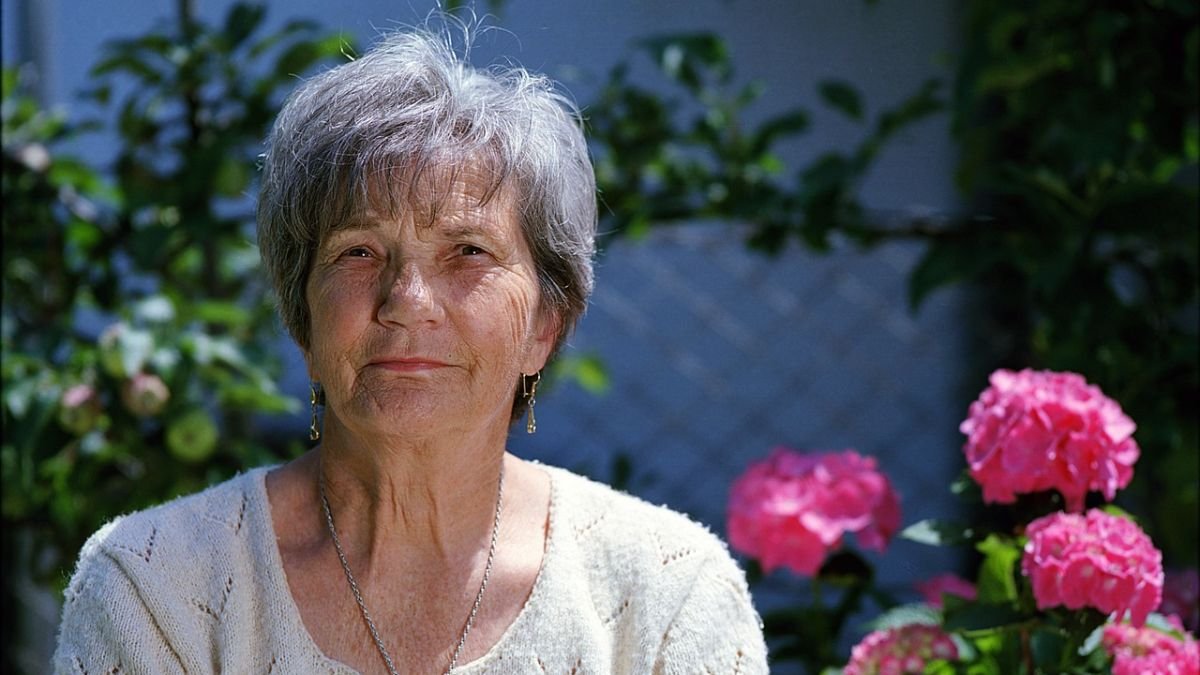 mulher idosa em jardim