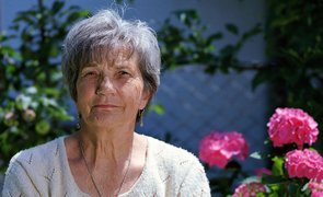 mulher idosa em jardim