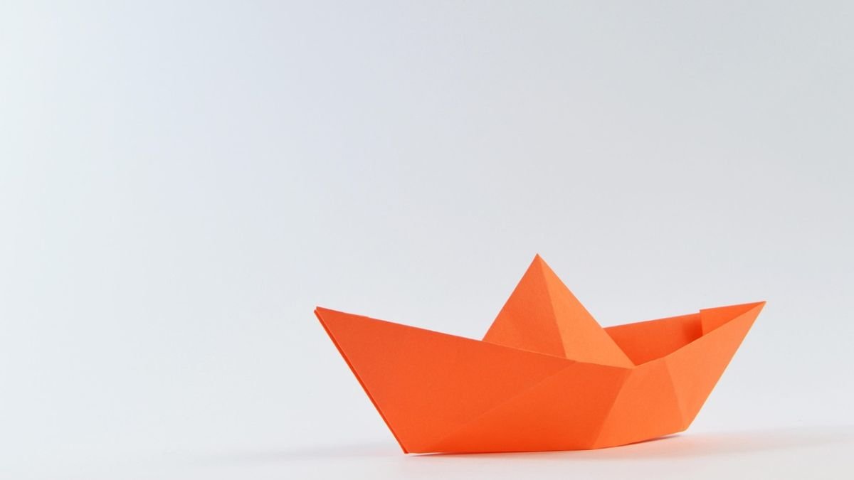 origami laranja em fundo branco