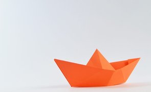 origami laranja em fundo branco