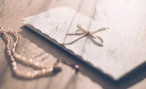 convite aberto em cima de mesa