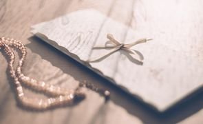 convite aberto em cima de mesa convite aberto em cima de mesa