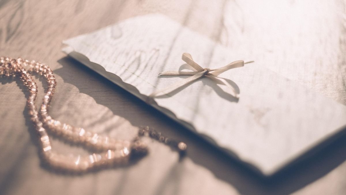 convite aberto em cima de mesa