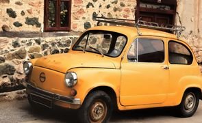 carro antigo amarelo parado