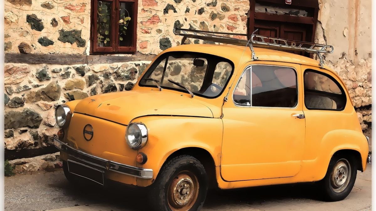 carro antigo amarelo parado