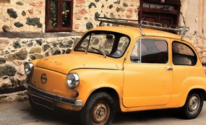carro antigo amarelo parado