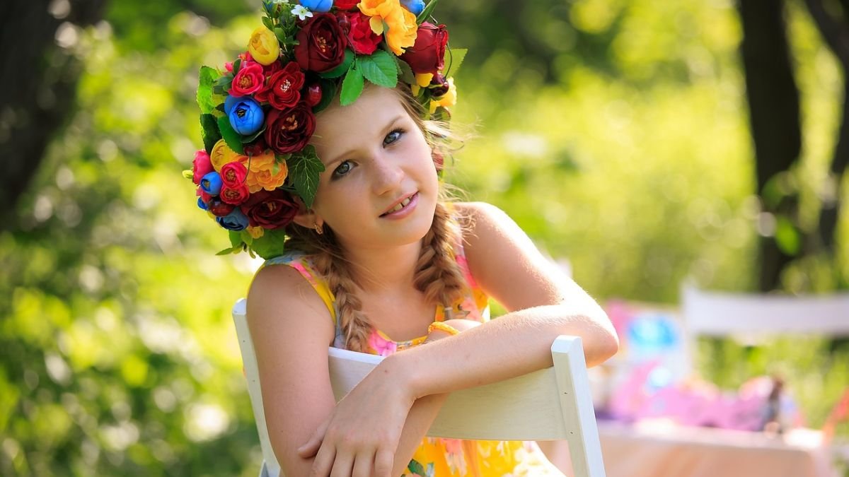 menina com flores na cabeca