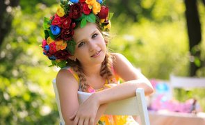 menina com flores na cabeca